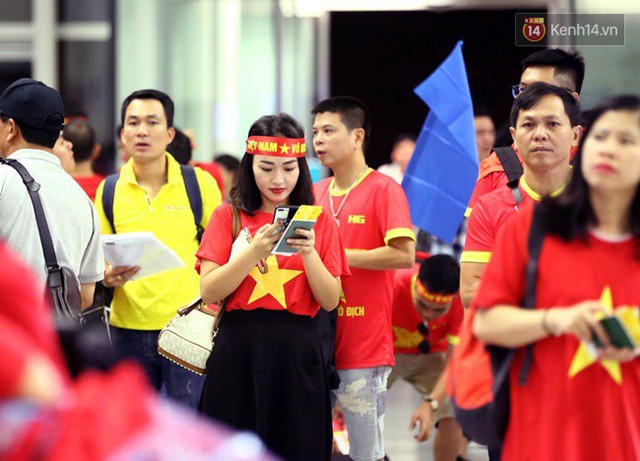 Sân bay Nội Bài nhuộm đỏ màu cờ sắc áo, hàng trăm cổ động viên lên đường sang Indonesia tiếp lửa cho đội tuyển Olympic Việt Nam - Ảnh 10.
