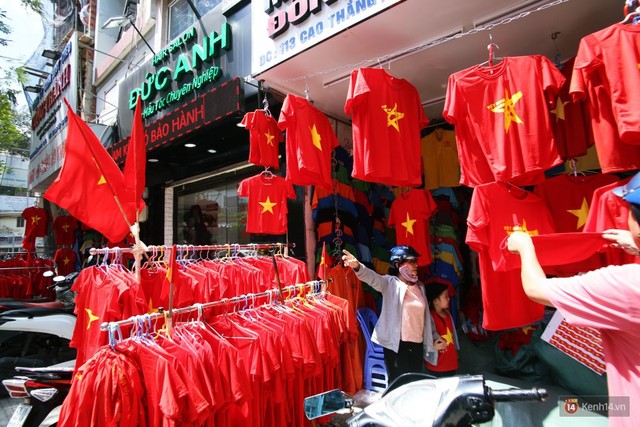 Ảnh: Người Sài Gòn đổ xô đi mua áo và cờ Tổ quốc, sẵn sàng cháy hết mình vì Olympic Việt Nam - Ảnh 10.