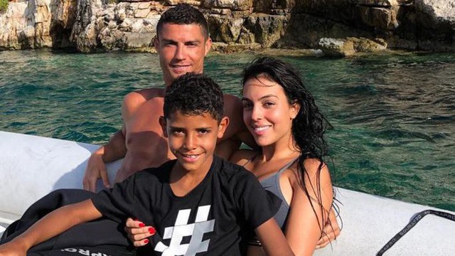  Ronaldo và bạn gái Georgina bỏ theo dõi Instagram của Real Madrid - Ảnh 2.