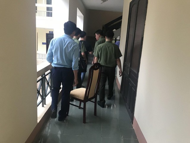 Khám xét nơi ở của hiệu phó vừa bị khởi tố trong vụ sai phạm điểm thi ở Hòa Bình - Ảnh 13.