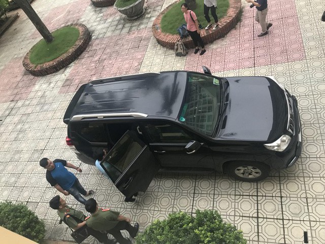 Khám xét nơi ở của hiệu phó vừa bị khởi tố trong vụ sai phạm điểm thi ở Hòa Bình - Ảnh 14.