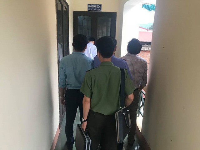 Khám xét nơi ở của hiệu phó vừa bị khởi tố trong vụ sai phạm điểm thi ở Hòa Bình - Ảnh 5.