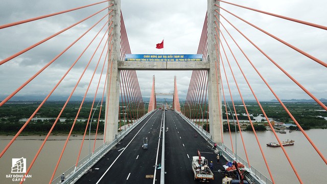 Một ngày trước khi thông xe, nhìn toàn cảnh cao tốc Hạ Long - Hải Phòng và cầu Bạch Đằng gần 15 nghìn tỷ từ trên cao - Ảnh 9.