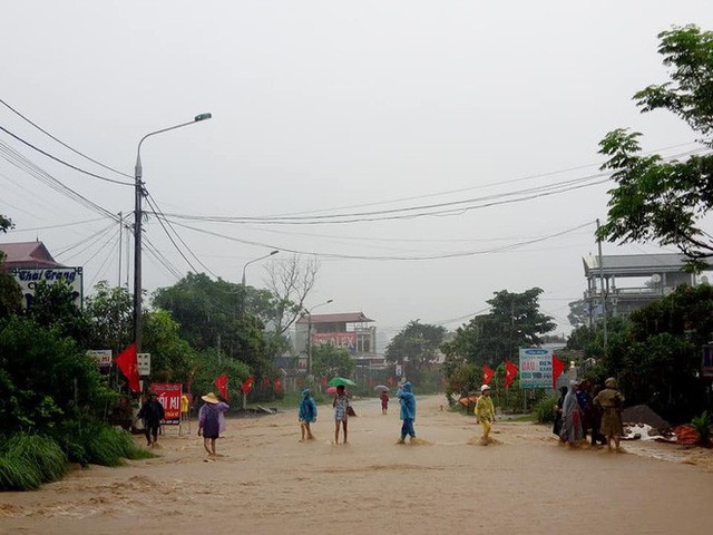  Kho hàng siêu thị ở Sơn La bị lũ cuốn, người dân bất chấp nước chảy siết, lao ra vớt - Ảnh 2.
