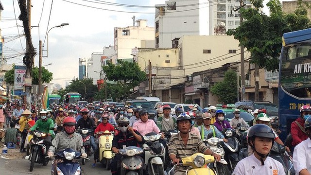  Người dân Sài Gòn ùn ùn đi nghỉ lễ, các con đường đến bến xe Miền Đông kẹt cứng - Ảnh 1.