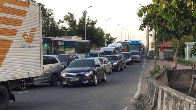  Người dân Sài Gòn ùn ùn đi nghỉ lễ, các con đường đến bến xe Miền Đông kẹt cứng - Ảnh 2.