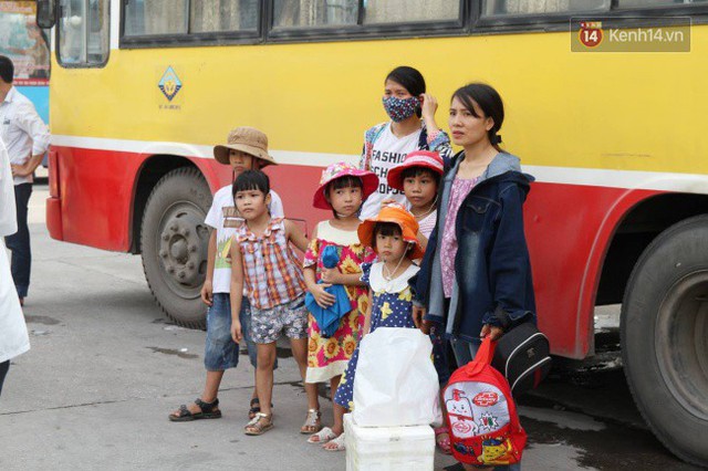 Ngày làm việc cuối cùng trước kỳ nghỉ 2/9: Hàng nghìn người chen chúc tại bến xe, cửa ngõ kẹt cứng - Ảnh 12.