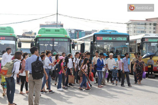 Ngày làm việc cuối cùng trước kỳ nghỉ 2/9: Hàng nghìn người chen chúc tại bến xe, cửa ngõ kẹt cứng - Ảnh 13.