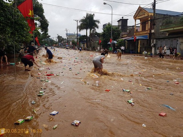  Kho hàng siêu thị ở Sơn La bị lũ cuốn, người dân bất chấp nước chảy siết, lao ra vớt - Ảnh 3.