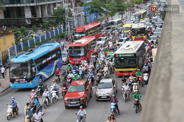 Ngày làm việc cuối cùng trước kỳ nghỉ 2/9: Hàng nghìn người chen chúc tại bến xe, cửa ngõ kẹt cứng - Ảnh 25.