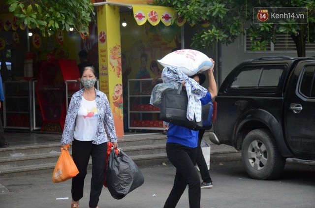 Ngày làm việc cuối cùng trước kỳ nghỉ 2/9: Hàng nghìn người chen chúc tại bến xe, cửa ngõ kẹt cứng - Ảnh 27.