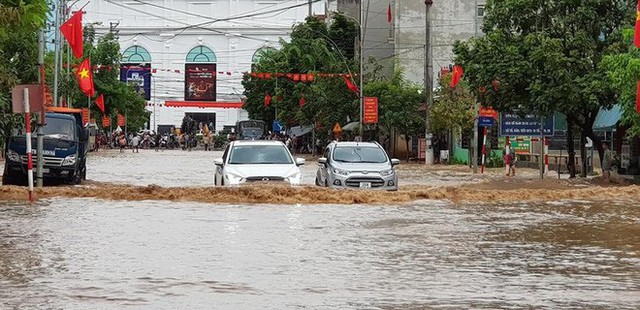  Kho hàng siêu thị ở Sơn La bị lũ cuốn, người dân bất chấp nước chảy siết, lao ra vớt - Ảnh 4.