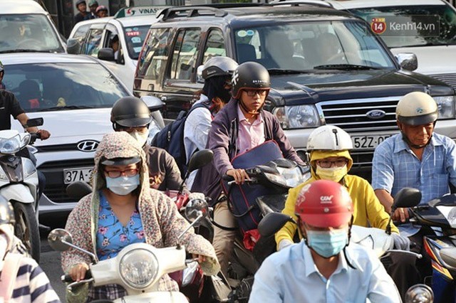 Ngày làm việc cuối cùng trước kỳ nghỉ 2/9: Hàng nghìn người chen chúc tại bến xe, cửa ngõ kẹt cứng - Ảnh 33.