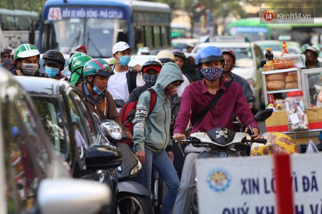 Ngày làm việc cuối cùng trước kỳ nghỉ 2/9: Hàng nghìn người chen chúc tại bến xe, cửa ngõ kẹt cứng - Ảnh 41.