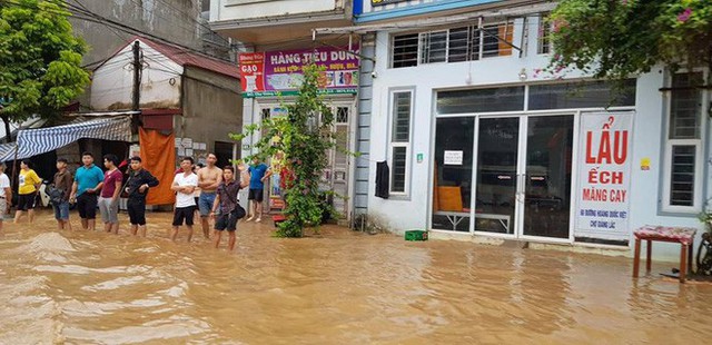  Kho hàng siêu thị ở Sơn La bị lũ cuốn, người dân bất chấp nước chảy siết, lao ra vớt - Ảnh 5.