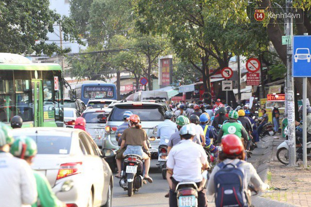 Ngày làm việc cuối cùng trước kỳ nghỉ 2/9: Hàng nghìn người chen chúc tại bến xe, cửa ngõ kẹt cứng - Ảnh 43.