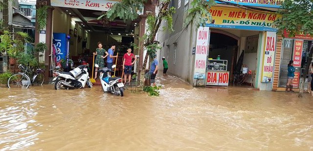 Kho hàng siêu thị ở Sơn La bị lũ cuốn, người dân bất chấp nước chảy siết, lao ra vớt - Ảnh 6.