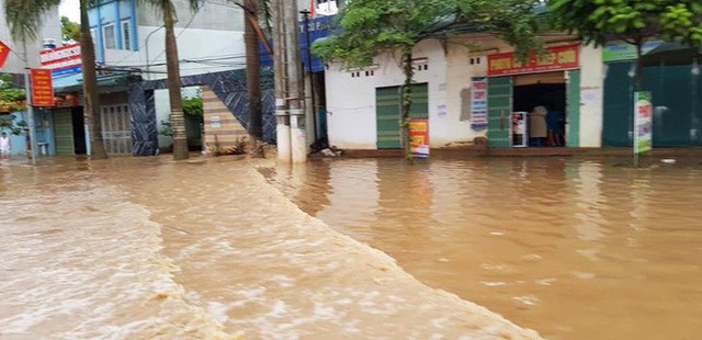  Kho hàng siêu thị ở Sơn La bị lũ cuốn, người dân bất chấp nước chảy siết, lao ra vớt - Ảnh 7.