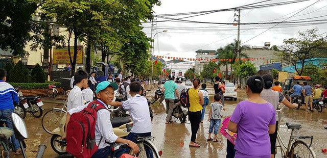  Kho hàng siêu thị ở Sơn La bị lũ cuốn, người dân bất chấp nước chảy siết, lao ra vớt - Ảnh 8.