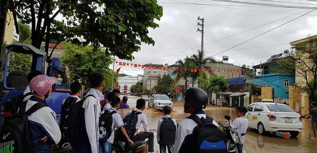  Kho hàng siêu thị ở Sơn La bị lũ cuốn, người dân bất chấp nước chảy siết, lao ra vớt - Ảnh 9.