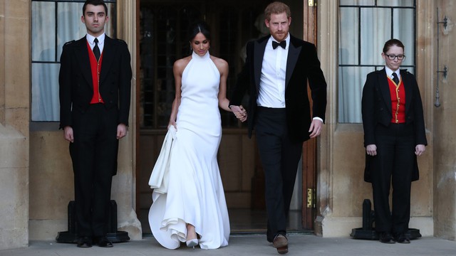 13 bộ cánh góp phần đưa Công nương Meghan Markle lọt danh sách những người mặc đẹp nhất nước Anh  - Ảnh 1.