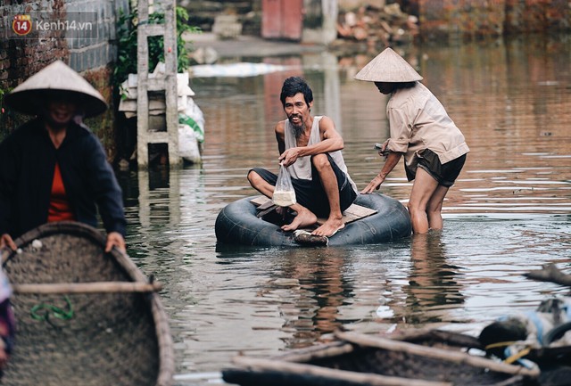 Người dân Chương Mỹ trong trận lụt lịch sử: Trẻ nhỏ chưa được đến trường, người già lở loét da sau nửa tháng ngâm mình trong nước - Ảnh 12.