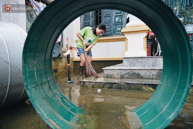 Người dân Chương Mỹ trong trận lụt lịch sử: Trẻ nhỏ chưa được đến trường, người già lở loét da sau nửa tháng ngâm mình trong nước - Ảnh 5.