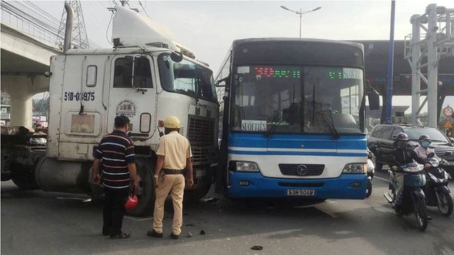 Cửa ngõ Sài Gòn kẹt xe kinh hoàng ngày đầu tuần  - Ảnh 8.