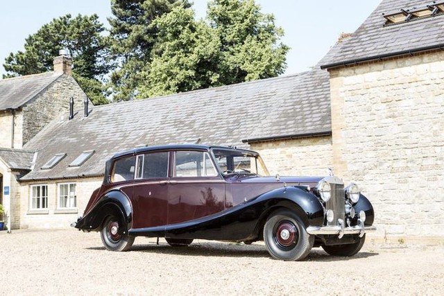 Hoàng gia Anh rao bán bộ sưu tập siêu xe Rolls-Royce đắt giá - Ảnh 1.