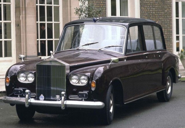 Hoàng gia Anh rao bán bộ sưu tập siêu xe Rolls-Royce đắt giá - Ảnh 4.
