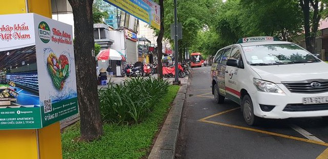 Bến taxi đầu tiên ở TPHCM ế khách trong ngày đầu thí điểm   - Ảnh 3.