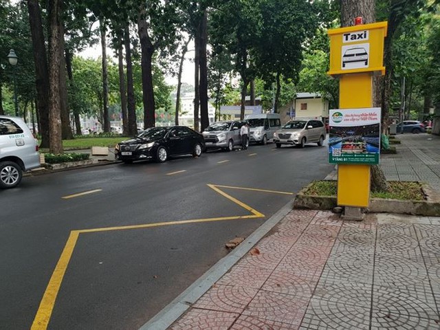 Bến taxi đầu tiên ở TPHCM ế khách trong ngày đầu thí điểm   - Ảnh 7.