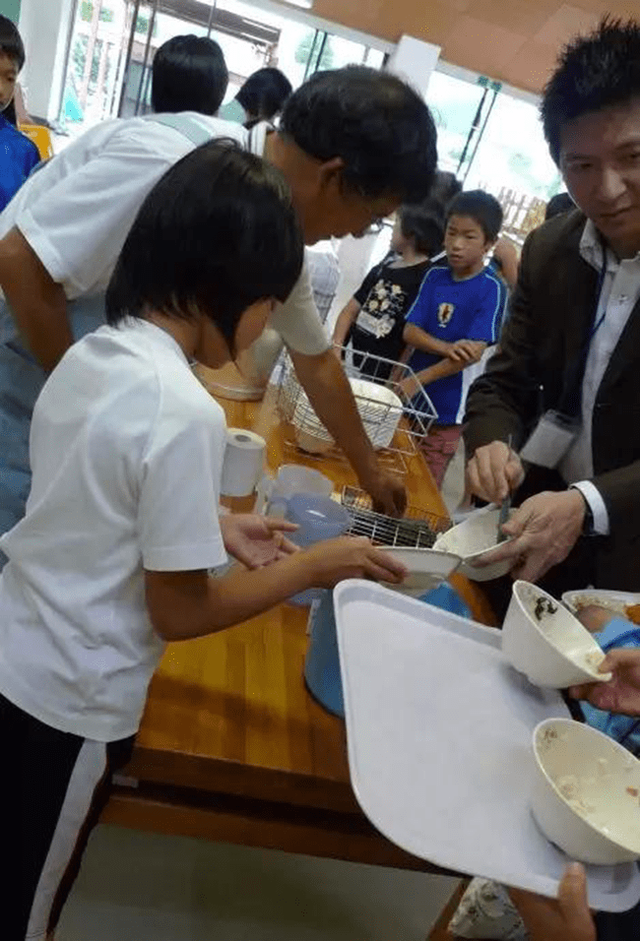 Chuyện giáo dục ở Nhật Bản: Chỉ một bữa trưa của học sinh tiểu học đã cho thấy người Nhật bỏ xa thế giới ở lĩnh vực trồng người như thế nào - Ảnh 21.