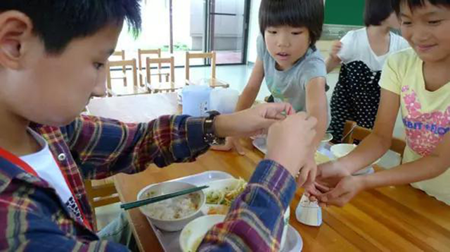 Chuyện giáo dục ở Nhật Bản: Chỉ một bữa trưa của học sinh tiểu học đã cho thấy người Nhật bỏ xa thế giới ở lĩnh vực trồng người như thế nào - Ảnh 9.