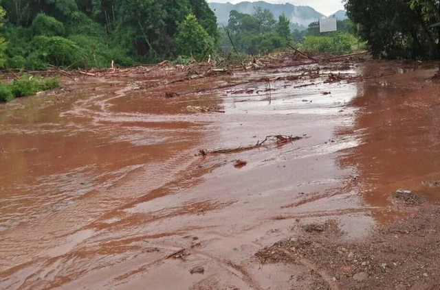 Cận cảnh mưa lũ tàn phá tan hoang, tê liệt giao thông Sơn La - Ảnh 1.