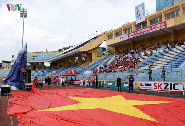“Biển người” mở hội trên sân Hàng Đẫy cổ vũ Olympic Việt Nam - Ảnh 2.