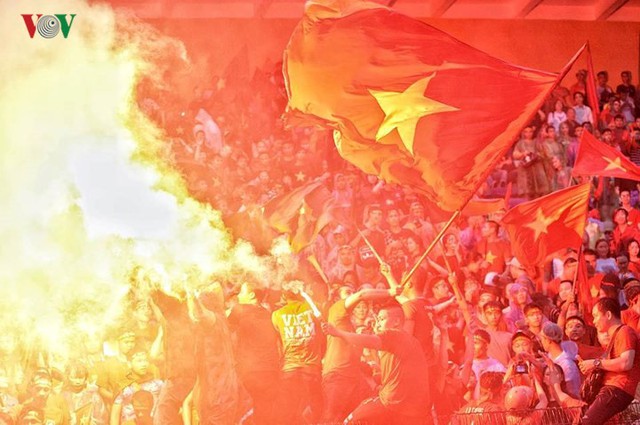 “Biển người” mở hội trên sân Hàng Đẫy cổ vũ Olympic Việt Nam - Ảnh 13.