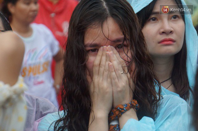 Ảnh: Người hâm mộ thẫn thờ, ôm mặt khóc nức nở khi Olympic Việt Nam vuột mất HCĐ ASIAD một cách đáng tiếc sau loạt đá luân lưu - Ảnh 13.