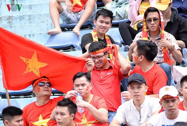 “Biển người” mở hội trên sân Hàng Đẫy cổ vũ Olympic Việt Nam - Ảnh 16.