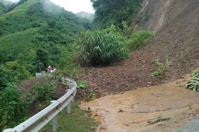 Cận cảnh mưa lũ tàn phá tan hoang, tê liệt giao thông Sơn La - Ảnh 3.
