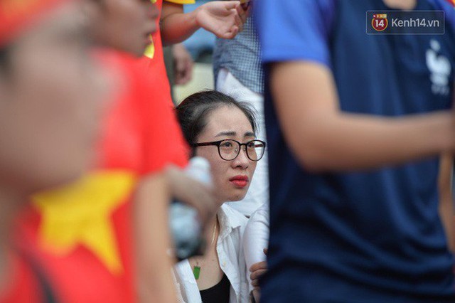 Ảnh: Người hâm mộ thẫn thờ, ôm mặt khóc nức nở khi Olympic Việt Nam vuột mất HCĐ ASIAD một cách đáng tiếc sau loạt đá luân lưu - Ảnh 4.