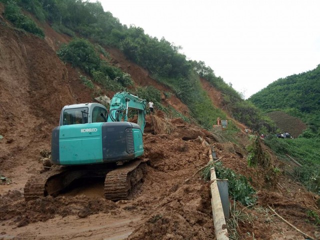 Cận cảnh mưa lũ tàn phá tan hoang, tê liệt giao thông Sơn La - Ảnh 4.