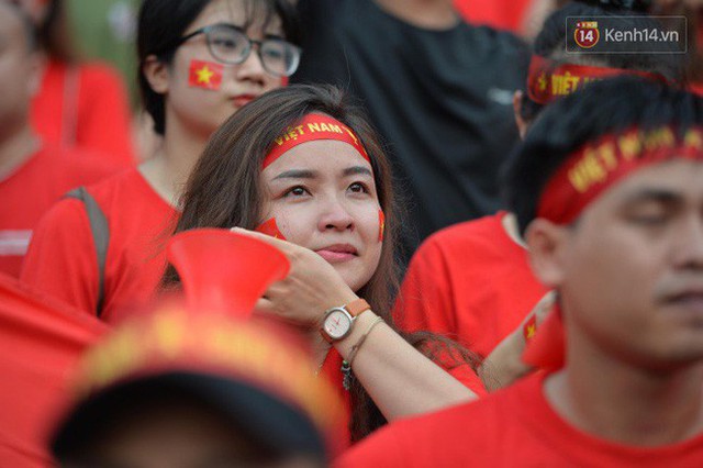 Ảnh: Người hâm mộ thẫn thờ, ôm mặt khóc nức nở khi Olympic Việt Nam vuột mất HCĐ ASIAD một cách đáng tiếc sau loạt đá luân lưu - Ảnh 5.