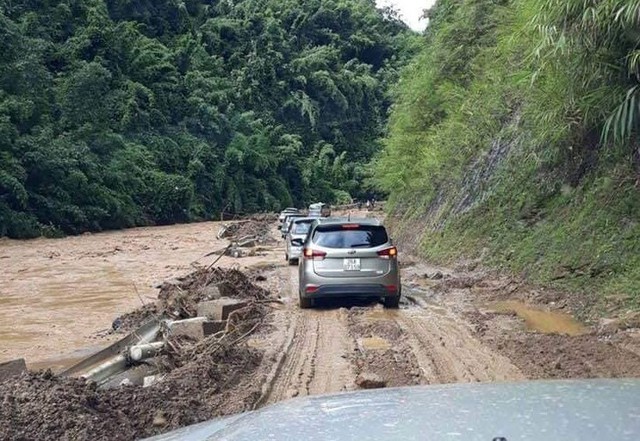 Cận cảnh mưa lũ tàn phá tan hoang, tê liệt giao thông Sơn La - Ảnh 5.