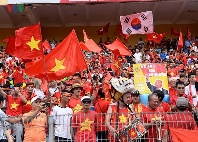 “Biển người” mở hội trên sân Hàng Đẫy cổ vũ Olympic Việt Nam - Ảnh 6.