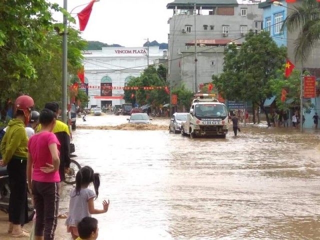 Cận cảnh mưa lũ tàn phá tan hoang, tê liệt giao thông Sơn La - Ảnh 6.