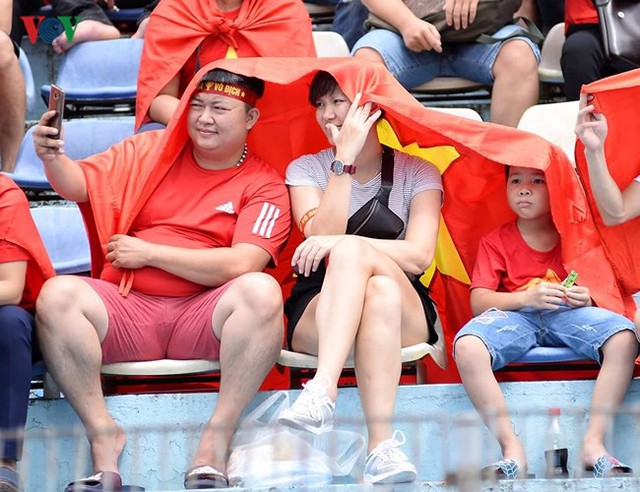 “Biển người” mở hội trên sân Hàng Đẫy cổ vũ Olympic Việt Nam - Ảnh 8.