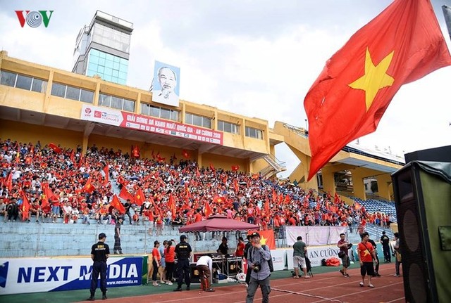 “Biển người” mở hội trên sân Hàng Đẫy cổ vũ Olympic Việt Nam - Ảnh 9.