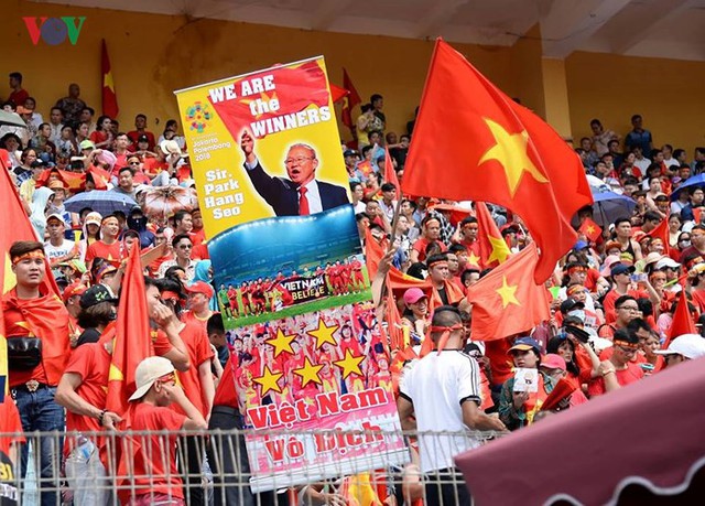 “Biển người” mở hội trên sân Hàng Đẫy cổ vũ Olympic Việt Nam - Ảnh 10.