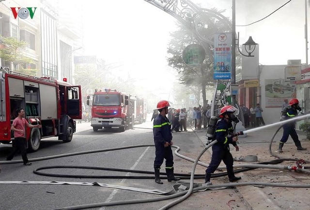 Hiện trường vụ cháy lớn, khói đen bốc cao hàng mét giữa TP Đà Nẵng - Ảnh 3.